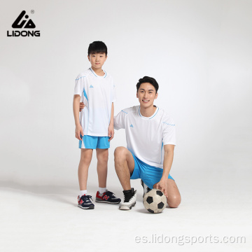 El equipo de fútbol infantil usa hombres en blanco de fútbol